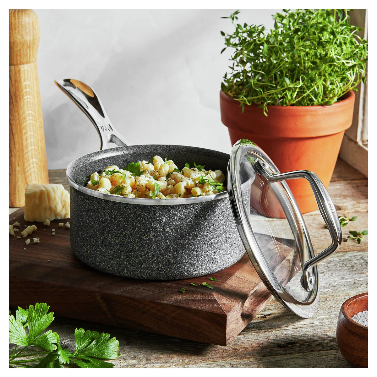 1 Qt. Aluminum Non-Stick Sauce Pan Q33189